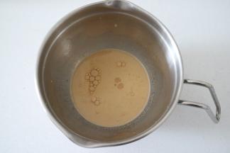 取出茶包，将奶茶倒入料理盆，然后再加入植物油，搅拌均匀