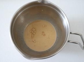 取出茶包，将奶茶倒入料理盆，然后再加入植物油，搅拌均匀