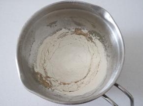 过筛加入低筋面粉，搅拌均匀