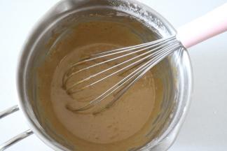 搅拌好的面糊细腻流动性好