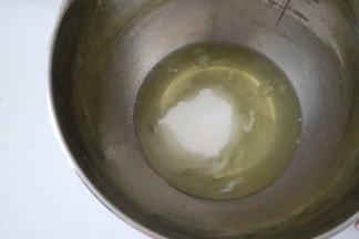 蛋清中加入盐和细砂糖