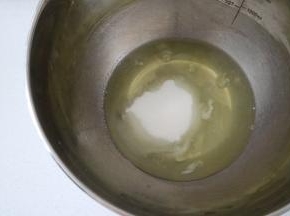 蛋清中加入盐和细砂糖