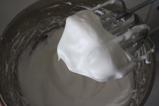 打发至小弯勾状态，接近九分