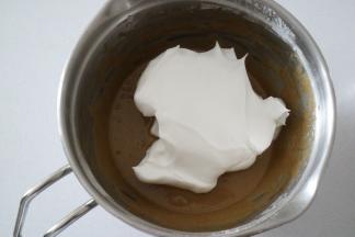 加1/3的蛋白霜到蛋黄糊中