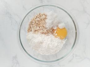 先制作挞皮。将除黄油外的所有挞皮材料倒入搅拌盆中。