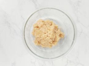 加入溶化的黄油，用刮刀把挞皮材料混合均匀。