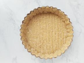 将挞皮稍加整理，使边缘和底部贴合。再用叉子叉些小孔防止烤时鼓起，送入冰箱冷藏15分钟。