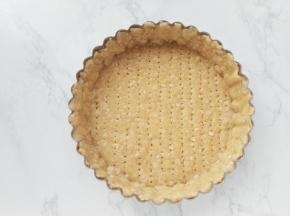 将挞皮稍加整理，使边缘和底部贴合。再用叉子叉些小孔防止烤时鼓起，送入冰箱冷藏15分钟。