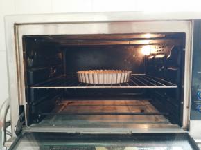 将挞皮送入预热好的烤箱，中层上下火180度烘烤15分钟左右。