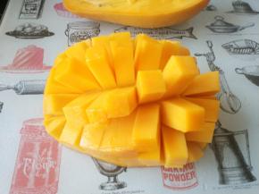 将芒果切成芒果粒。