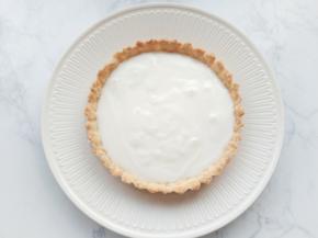 将酸奶倒入挞中