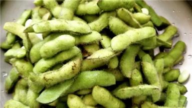 剪去毛豆的一头。