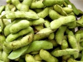 剪去毛豆的一头。