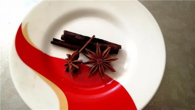 准备八角和桂皮