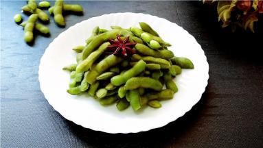 煮好的毛豆继续在盐水中浸泡1-2个小时，或者放入冰箱冷藏入味即可食用。