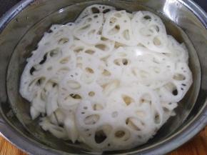 将切好的藕片泡清水中