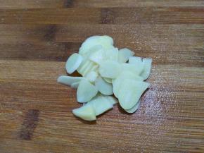 大蒜剥皮洗净切片