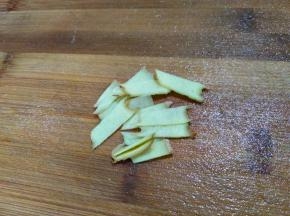 生姜洗净切片