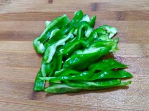 青椒洗净去蒂去籽切条