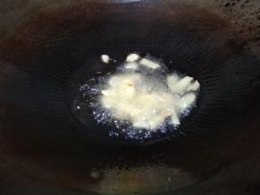 油熟放入姜蒜爆香