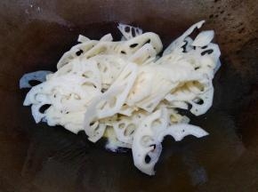 倒入藕片