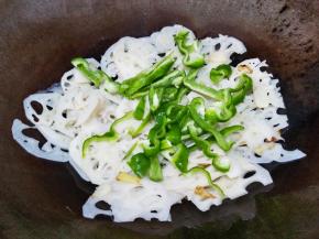 放入青椒翻炒一分钟