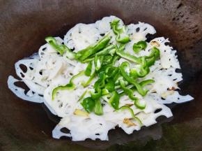 放入青椒翻炒一分钟