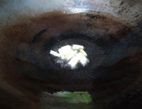 猪油化开放入葱白炒香