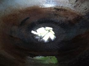 猪油化开放入葱白炒香