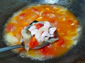 来张特写，肉片煮一分钟。