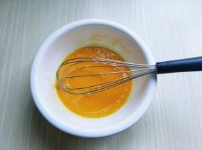 先做蛋黄糊，蛋黄用手动打蛋器打散。