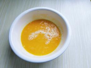 加入牛奶继续打均匀至看不到牛奶。再加入玉米油，使油和蛋液完全融合再一起，(色拉油也可以，但是一定要无味的)不建议使用黄油或橄榄油。