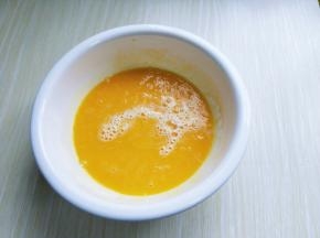 加入牛奶继续打均匀至看不到牛奶。再加入玉米油，使油和蛋液完全融合再一起，(色拉油也可以，但是一定要无味的)不建议使用黄油或橄榄油。