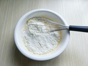 筛入低筋面粉，用手动打蛋器拌均匀，看不到面粉为止(拌的时候使用手动打蛋器呈Z字形状来回搅动，不要转圈搅拌，以免起筋。)