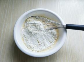 筛入低筋面粉，用手动打蛋器拌均匀，看不到面粉为止(拌的时候使用手动打蛋器呈Z字形状来回搅动，不要转圈搅拌，以免起筋。)