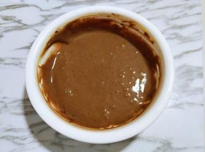 加入可可粉，用硅胶铲翻拌均匀，看不到可可干粉。