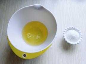 蛋白打发，往蛋白里加入柠檬汁(白醋也可以)电动打蛋器将蛋白高速打发至呈现鱼眼泡时，加入三分之糖，继续高速打发，蛋清泡消失，细腻时再加入三分之一的糖，继续打发。