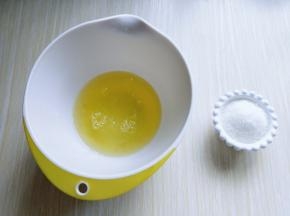 蛋白打发，往蛋白里加入柠檬汁(白醋也可以)电动打蛋器将蛋白高速打发至呈现鱼眼泡时，加入三分之糖，继续高速打发，蛋清泡消失，细腻时再加入三分之一的糖，继续打发。
