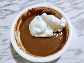 用硅胶刀取三分之的蛋白放入可可蛋黄糊容易中，翻拌均匀(切记手法，不要划算搅拌，以免消泡) 从底下往上翻拌，手法要轻。