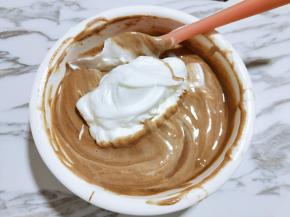 再取三分之一的蛋白霜加入蛋黄糊中，继续上面的手法，翻拌直至看不到蛋白霜。