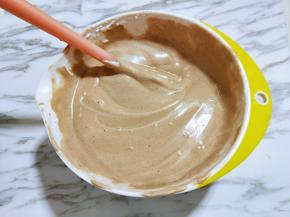 最后将可可蛋黄糊倒入蛋白霜的容器中，继续翻拌的手法，直至看不到蛋白霜即可。