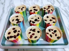 8分满即可，蛋糕互上面再放上蔓越莓干。