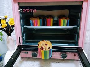 烤盘放烤箱中层，上下火150度烤35-40分钟，具体时间根据自家烤箱温度设定。