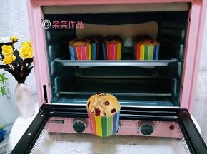 烤盘放烤箱中层，上下火150度烤35-40分钟，具体时间根据自家烤箱温度设定。