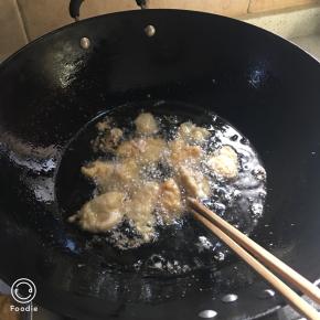 起油锅炸至金黄捞出备用