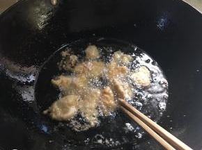 起油锅炸至金黄捞出备用