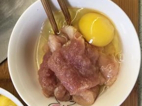 鸡蛋打散搅拌均匀备用