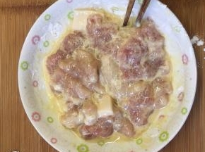 加入淀粉拌匀腌制半小时左右
