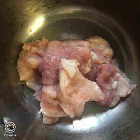 加白胡椒粉、盐、料酒腌制一下