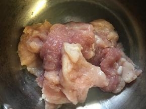 加白胡椒粉、盐、料酒腌制一下